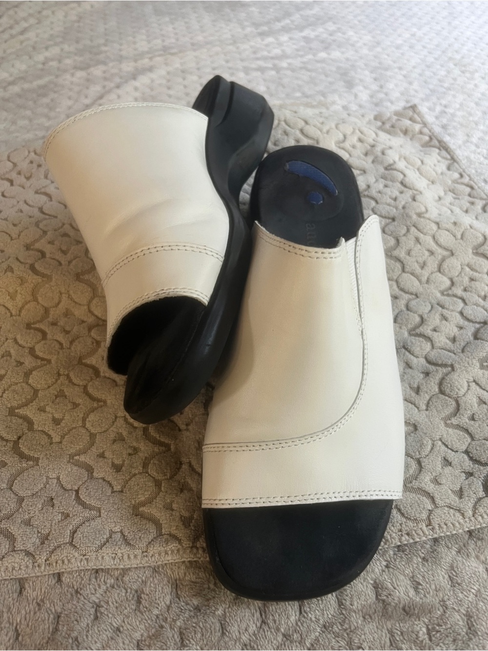 Auditions White and Black Open-Toe Slip-On Mules size 7.5 EE leather upper